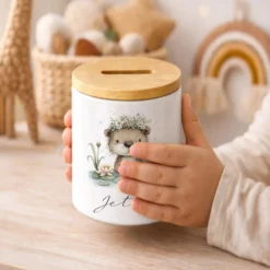 Personalisierte Keramik-Spardose mit Bambusdeckel für Kinder & Babys | Individuelles Geldgeschenk mit Namen | Motive: Igel, Faultier, Otter, Ente, Küken
