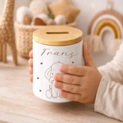 Personalisierte Kinderspardose mit Namen aus Keramik & Bambusdeckel