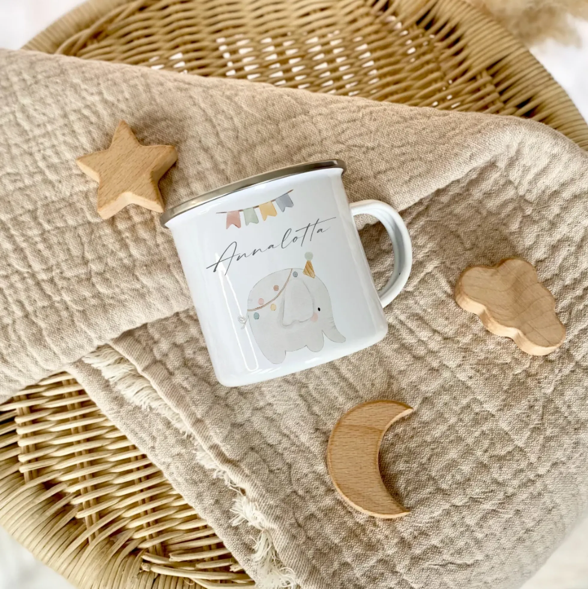 Personalisierte Kindertasse aus Emaille mit Elefant