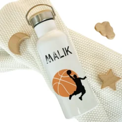 Personalisierte Kinder Trinkflasche "Basketball" für Kinder mit Namen | Thermosflasche Basketballspieler aus Edelstahl mit Bambusdeckel für Jungen & Teenager | 500ml