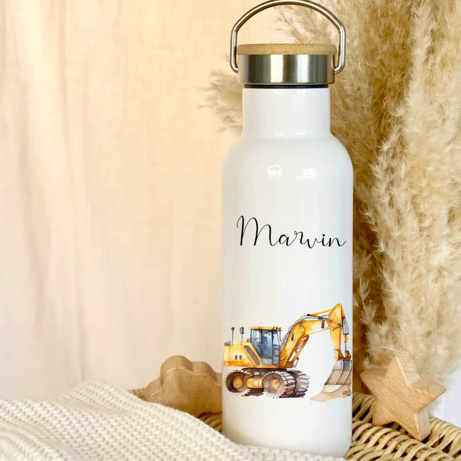 Personalisierte Kinder Trinkflasche "Bagger" für Jungen mit Namen | Thermosflasche Baufahrzeug aus Edelstahl mit Bambusdeckel für Kita | 500ml