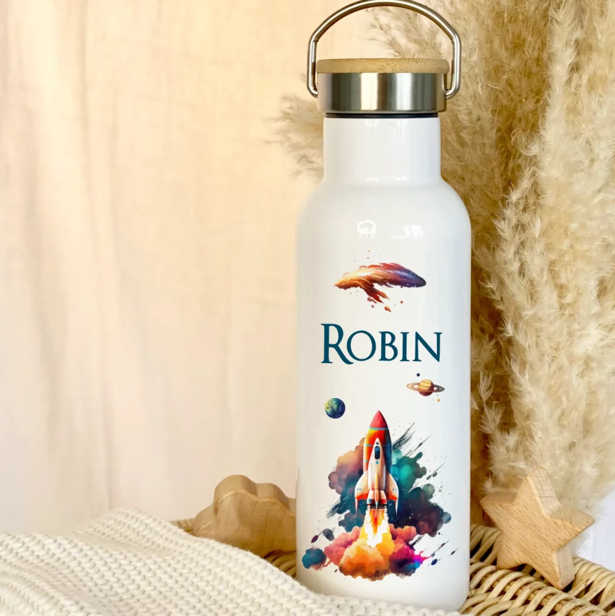 Personalisierte Kinder Trinkflasche "Rakete" für Jungen mit Namen | Thermosflasche Weltraum aus Edelstahl mit Bambusdeckel für Kita Schule | 500ml