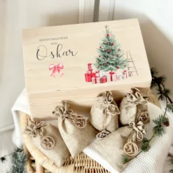 Personalisierter Adventskalender mit Weihnachtsbaum aus Holz mit Namen zum Befüllen für Kinder