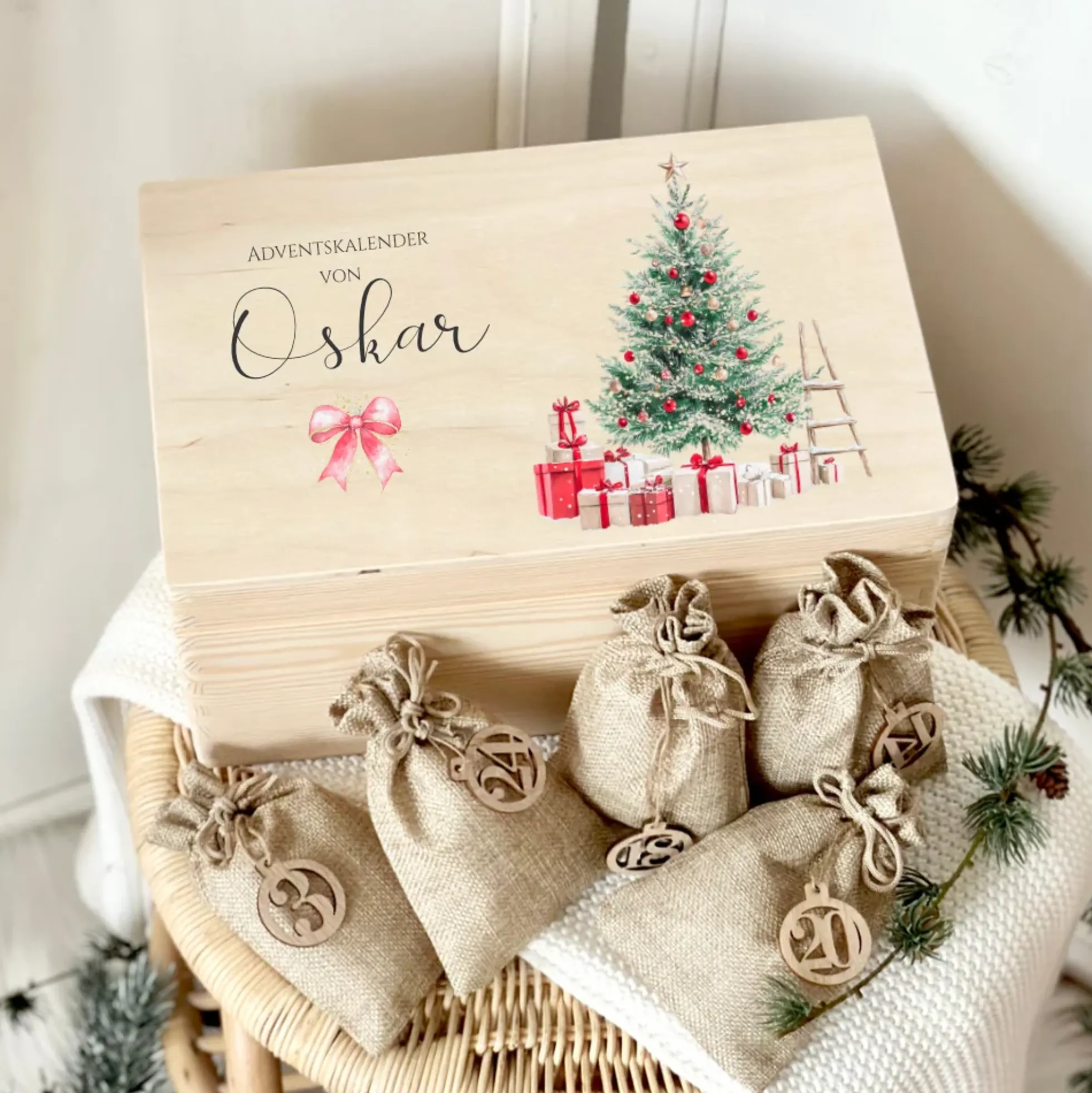 Personalisierter Adventskalender mit Weihnachtsbaum aus Holz mit Namen zum Befüllen für Kinder