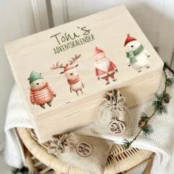 Personalisierter Adventskalender zum Befüllen, Adventskiste mit weihnachtlichen Figuren zum Auswählen