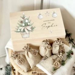 Personalisierter Adventskalender aus Holz mit Namen zum Befüllen, Motiv: Weihnachtsbaum