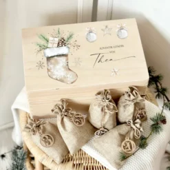 Personalisierter Adventskalender mit Namen und Nikolausstrumpf gestaltet, Adventskiste für Groß und Klein