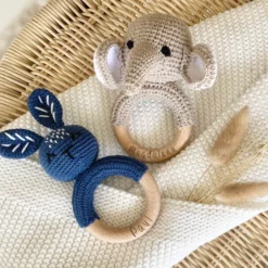 Personalisierte Rassel aus Baumwolle u. Holz für Babys, Greifring mit Namen für Neugeborene