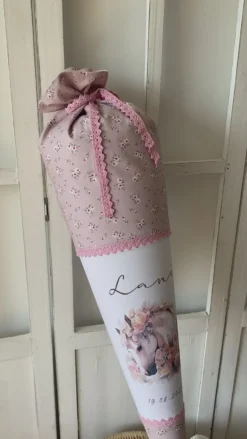 Personalisierte rosa Stoff Zuckertüte Pferd Schultüte Pony für Mädchen mit Namen Einschulungstüte Einschulung Datum Blumen Füllkissen 70 cm I Optional mit Füllkissen und Spitzenschutz