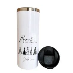 Personalisierter Thermobecher "Moments like this" mit Namen und Weihnachtsbäumen | Coffee to go Thermobecher aus Edelstahl in Weiß für Weihnachten und Winter