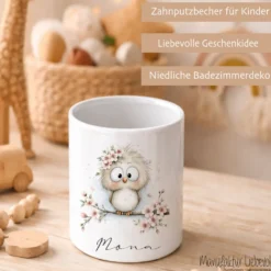 Personalisierter Zahnputzbecher für Kinder mit Namen | Keramik Trinkbecher & Zahnbürstenhalter | Geschenk für Kindergarten, Schule & Geburtstag | Motive: Faultier, Igel, Ente, Otter, Küken