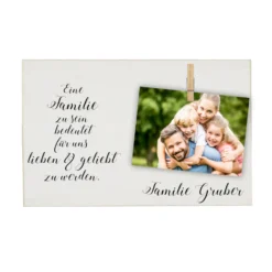 Personalisiertes Fotogeschenk aus Holz mit Spruch und Familiennamen | Besondere Geschenkidee für Familien, Eltern und persönliche Dekoration für das Zuhause | Bild mit Holzklammer zum individuellen Befestigen eines Fotos