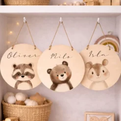 Personalisiertes Holzschild für Kinderzimmer – Türschild aus Holz mit Name & Tiermotiv – Geschenk zur Geburt & Taufe