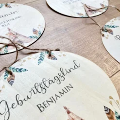 Personalisiertes Namensschild für Kinder zum Geburtstag | Kreative Geburtstagsdeko für Jungen u. Mädchen | Tolles Geschenk zum Kindergeburtstag | 2 Motivvarianten