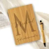 Personalisiertes Notizbuch "Gedankensammler" mit Namen und Monogram | Buch aus Bambus und Kugelschreiber | Persönliche Geschenkidee für Sie u. Ihn