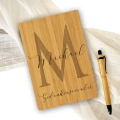 Personalisiertes Notizbuch "Gedankensammler" mit Namen und Monogram | Buch aus Bambus und Kugelschreiber | Persönliche Geschenkidee für Sie u. Ihn