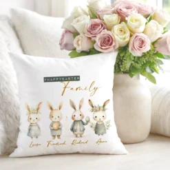Personalisiertes Osterkissen mit Namen – Familienkissen mit Hasen – Osterdeko 40x40 – Geschenk für Kinder, Eltern & Großeltern – Kissenbezug mit oder ohne Füllung