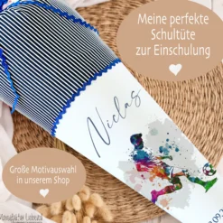 Personalisierte Stoff Schultüte Fußball in Blau für Jungen mit Fußballspieler Einschulungstüte 70 cm | Manufaktur Liebevoll | Optional mit Füllkissen und Spitzenschutz