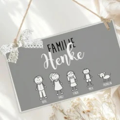 Personalisiertes Türschild aus Holz in Grau | Handgefertigtes Familienschild mit Figuren, Vornamen und dem Familiennamen | Originelle u. besondere Geschenkidee für Familien mit Kindern u. Haustieren | 2 Größen zur Auswahl