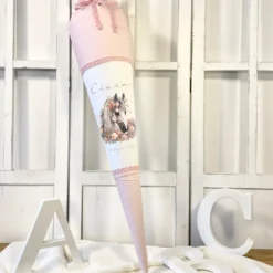Pferde Stoff Schultüte Pony Zuckertüte in Rosa für Mädchen mit Namen Einschulungstüte Einschulung Datum Blumen Füllkissen 70 cm I Optional mit Füllkissen und Spitzenschutz