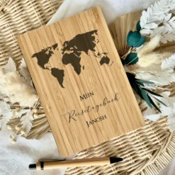 Reisetagebuch zum Selberschreiben | Notizbuch mit Name u. Weltkarte | Personalisiertes Geschenk für Sie u. Ihn