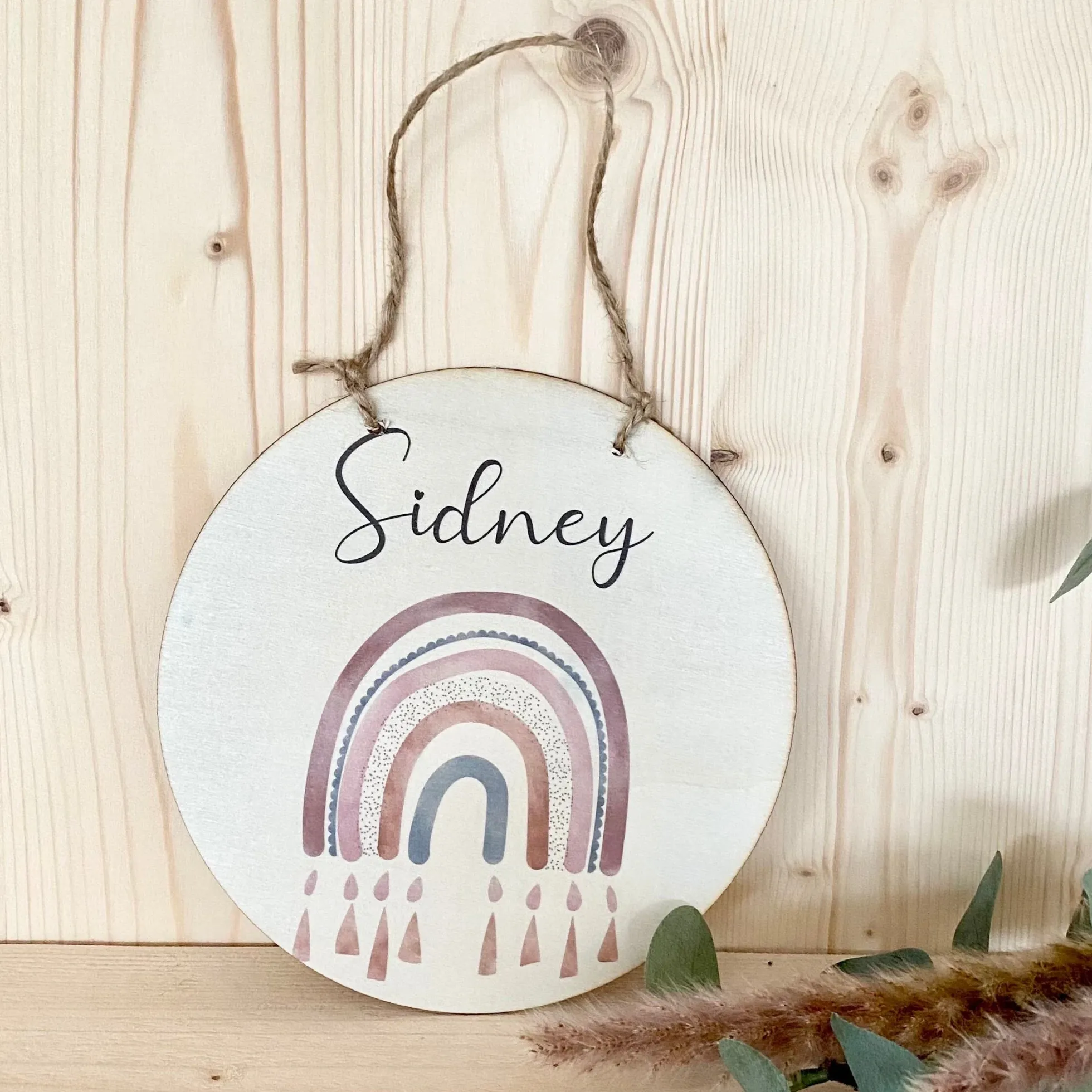 Rundes Namensschild "Regenbogen" | Personalisiert mit dem Namen des Babys. u. Kindes | Liebevolle Deko für das Baby- und Kinderzimmer aus Holz und personalisiertes Geschenk zur Geburt u. Taufe | Türschild in 6 Motivvarianten für Jungen und Mädchen