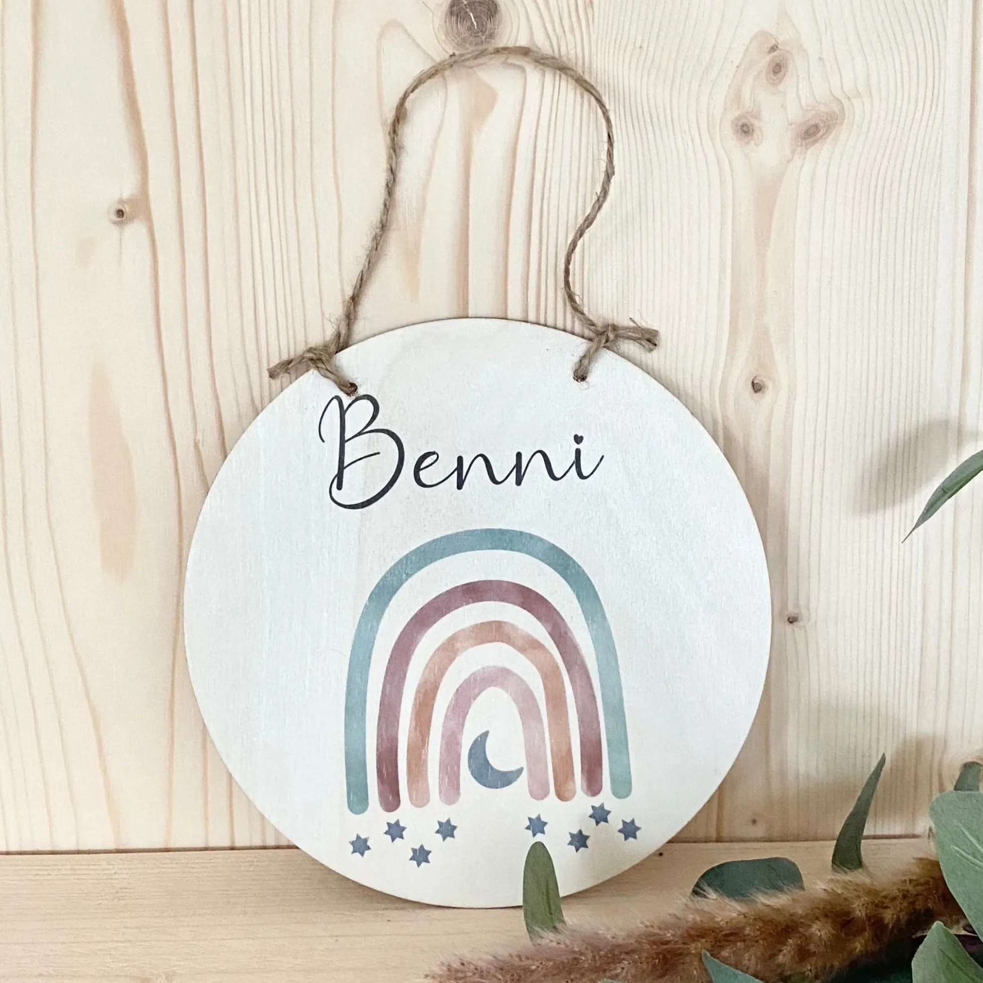 Rundes Namensschild "Regenbogen" | Personalisiert mit dem Namen des Babys. u. Kindes | Liebevolle Deko für das Baby- und Kinderzimmer aus Holz und personalisiertes Geschenk zur Geburt u. Taufe | Türschild in 6 Motivvarianten für Jungen und Mädchen