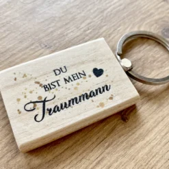 Schlüsselanhänger aus Holz "Du bist mein Traummann" | Originelles Geschenk für Männer, den Partner, Freund und Ehemann