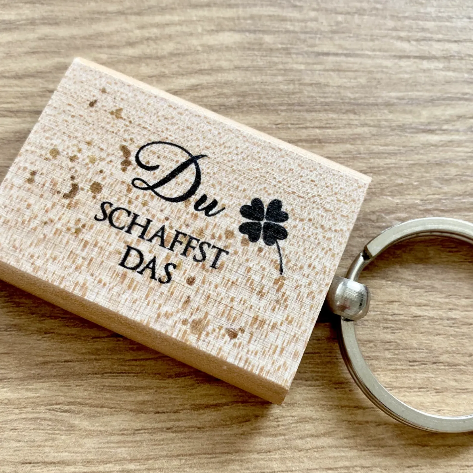 Schlüsselanhänger aus Holz "Du schaffst das" mit Kleeblatt | Glücksbringer u. Mutmacher als kleines Geschenk