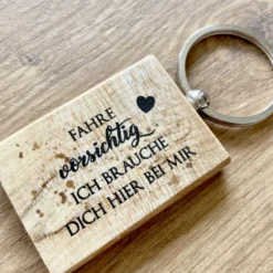 Schlüsselanhänger aus Holz "Fahre vorsichtig" | Geschenk für Autofahrer u. Paare | Glücksbringer mit Schriftzug