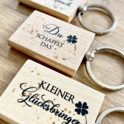 Schlüsselanhänger aus Holz "Kleiner Glücksbringer" mit Kleeblatt | Viel Glück und Kraft