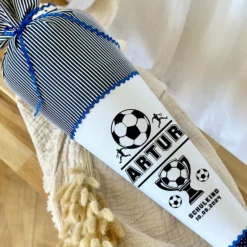 Schultüte Fußball in Blau für Jungen personalisierte Fußballspieler Einschulungstüte 70 cm | Manufaktur Liebevoll | Optional mit Füllkissen und Spitzenschutz