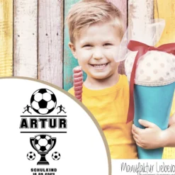Schultüte Fußball in Blau für Jungen personalisierte Fußballspieler Einschulungstüte 70 cm | Manufaktur Liebevoll | Optional mit Füllkissen und Spitzenschutz