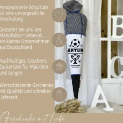 Schultüte Fußball in Blau für Jungen personalisierte Fußballspieler Einschulungstüte 70 cm | Manufaktur Liebevoll | Optional mit Füllkissen und Spitzenschutz