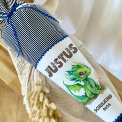 Stoff Schultüte grüner Drache | Personalisiert mit dem Namen für Jungen | Optional mit Füllkissen und Spitzenschutz
