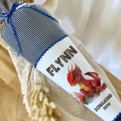 Stoff Schultüte roter Drache | Personalisiert mit dem Namen für Jungen | Optional mit Füllkissen und Spitzenschutz