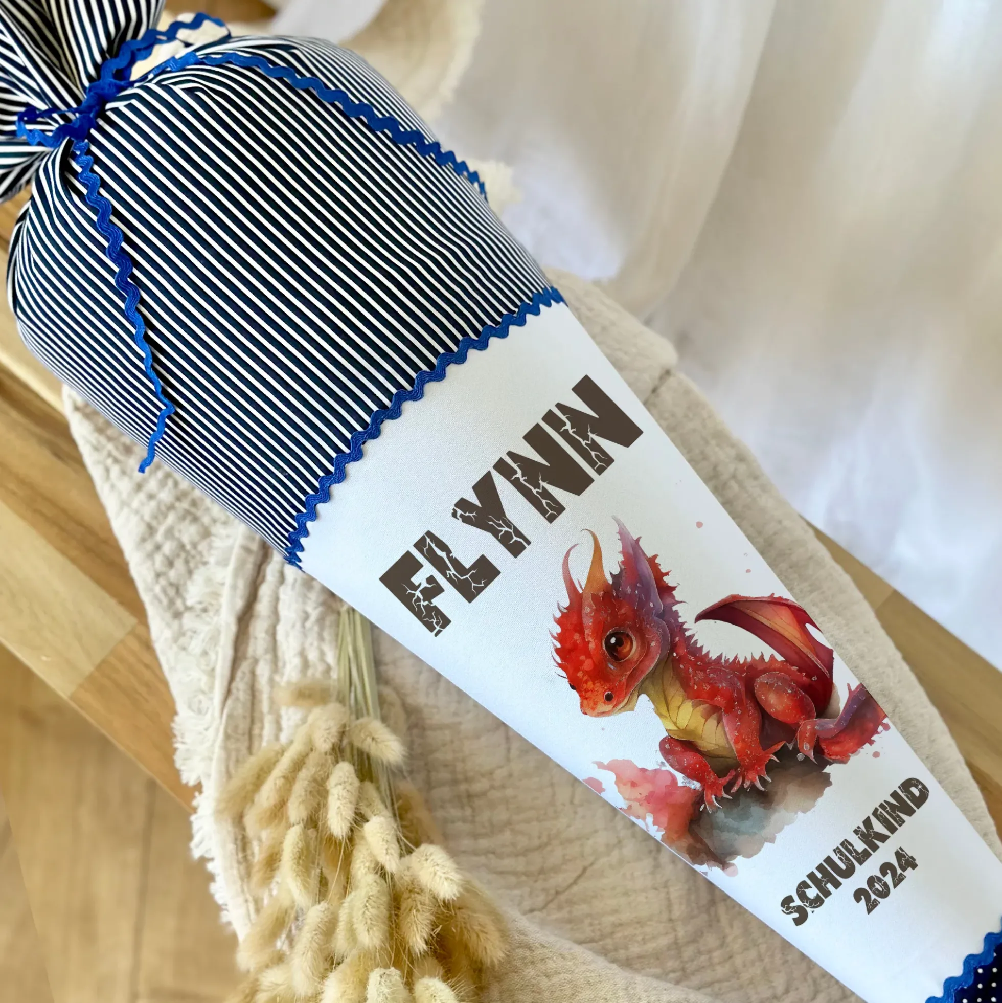 Stoff Schultüte roter Drache | Personalisiert mit dem Namen für Jungen | Optional mit Füllkissen und Spitzenschutz