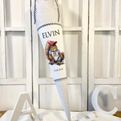 Stoff Zuckertüte Skater Eichhörnchen mit Namen personalisierte Einschulungstüte und Einschulungsdatum in Grau 70 cm | Optional mit Füllkissen und Spitzenschutz