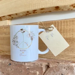 Tasse aus Keramik mit Friedenszeichen "Peace" im floralen Design