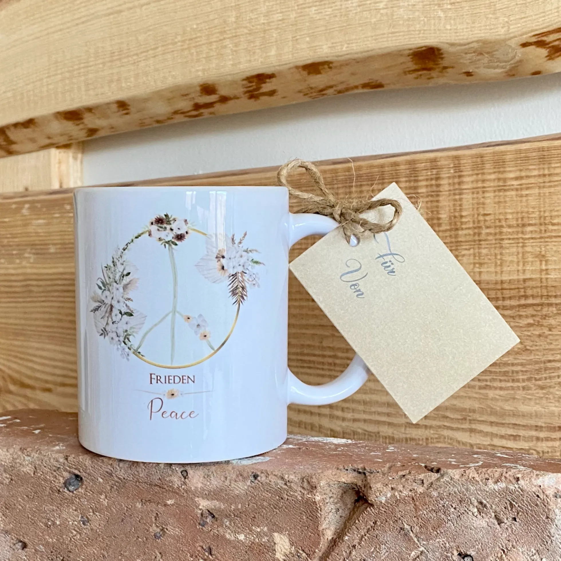 Tasse aus Keramik mit Friedenszeichen "Peace" im floralen Design