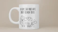 Tasse Faultier mit Spruch: Ich kam, sah und hatte direkt keinen Bock! | 4 Tassenfarben zur Auswahl
