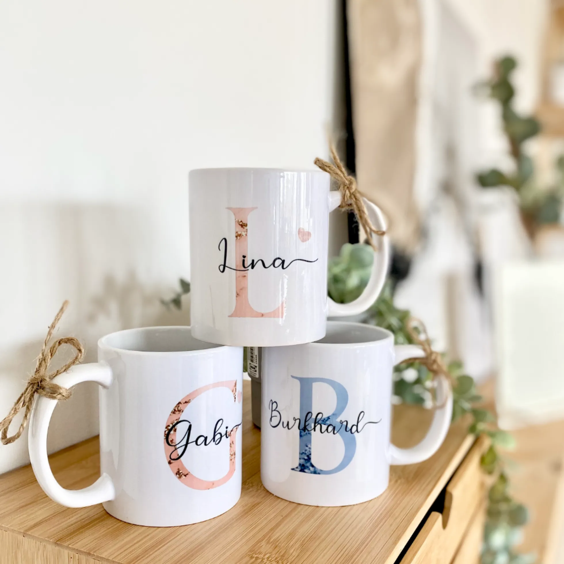 Tasse mit Buchstabe und Name für Sie und Ihn | Kaffeetasse aus Keramik | 2 Motivvarianten zur Auswahl