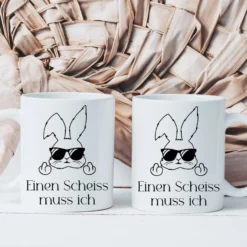 Tasse mit Spruch: Einen Scheiss muss ich | Witzige Ostertasse in Neon mit Osterhasen | 4 Tassenfarben zur Auswahl