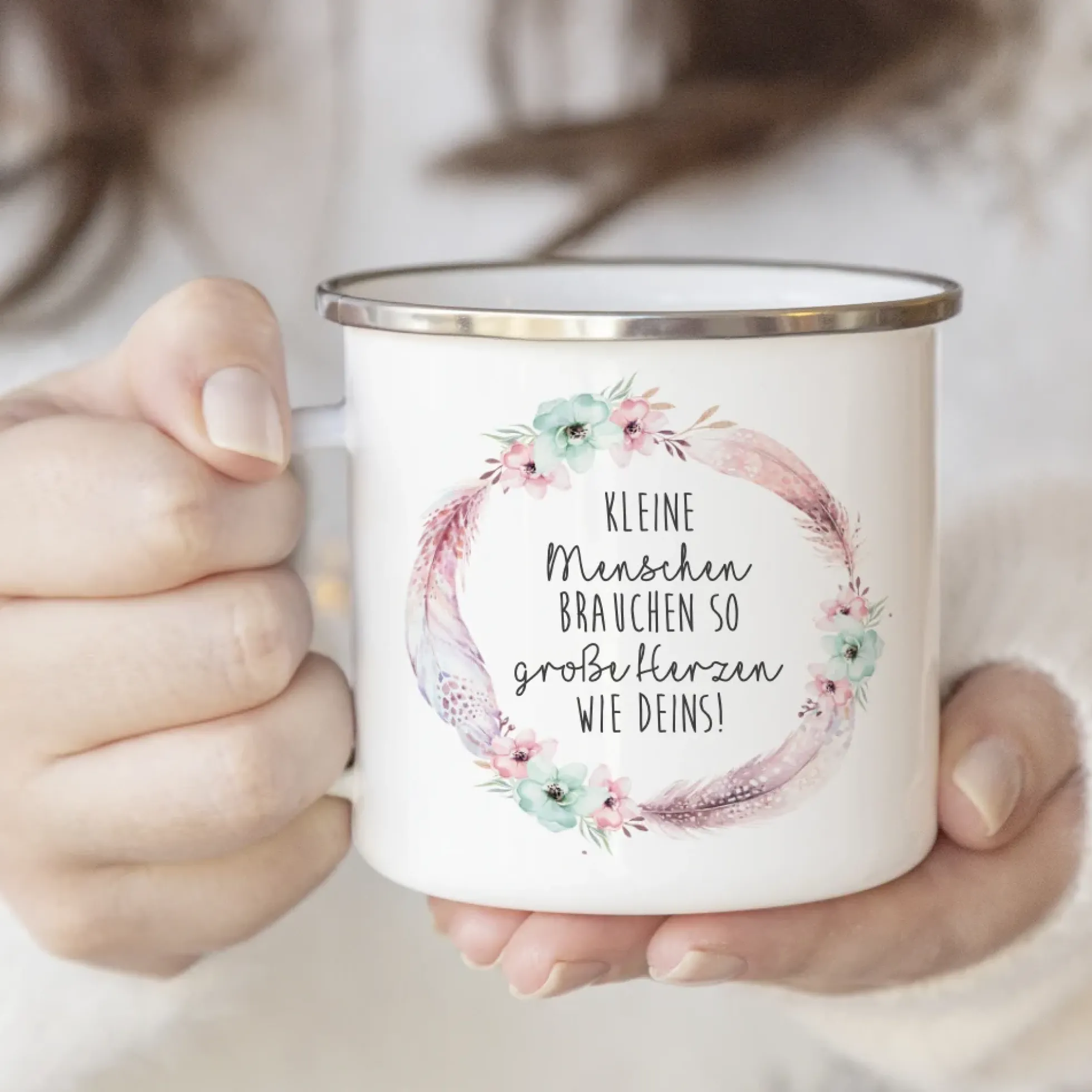 Tasse mit Spruch "Kleine Menschen brauchen so große Herzen" | Besondere Geschenkidee u. schönes Geschenk für Erzieherinnen, Lehrerinnen, Hebammen u. Krankenschwestern | Persönliches Dankeschön u. originelles Abschiedsgeschenk