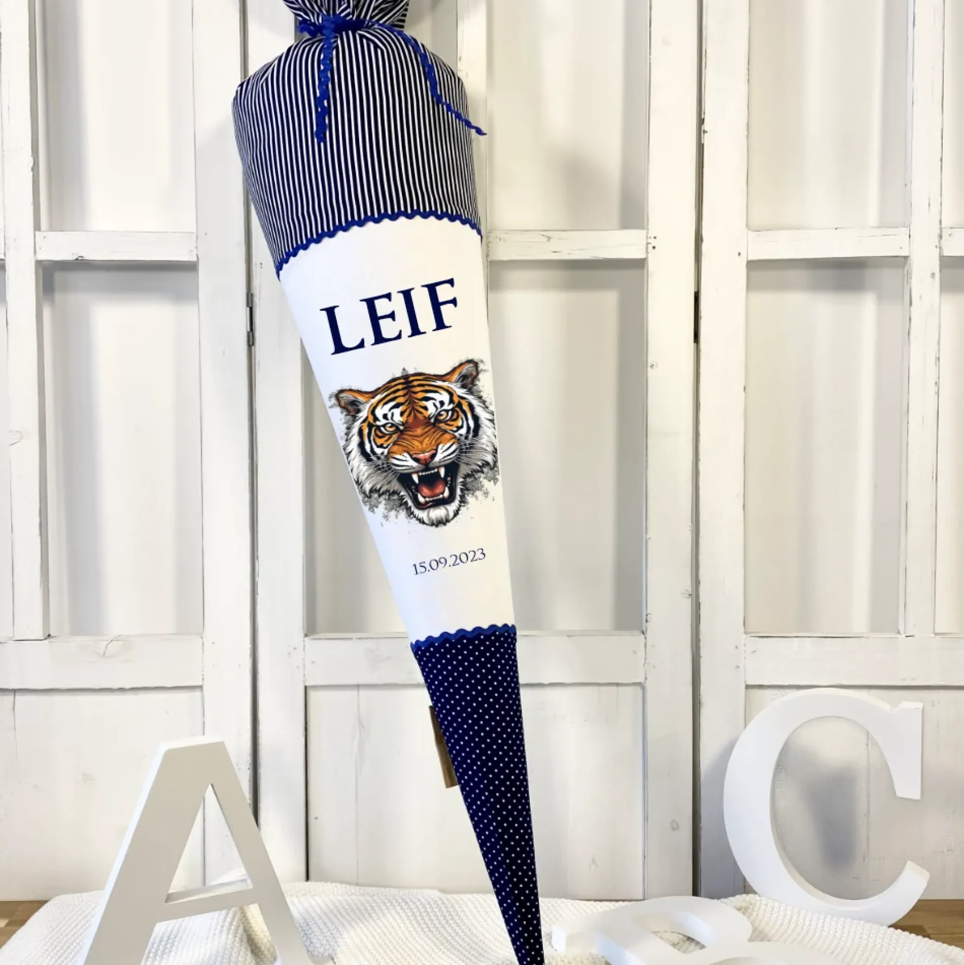 Tiger Stoff Schultüte in blau für Jungen mit Namen Dschungel Tier Zuckertüte personalisierte Einschulungstüte Einschulungsdatum 70 cm | Optional mit Füllkissen und Spitzenschutz