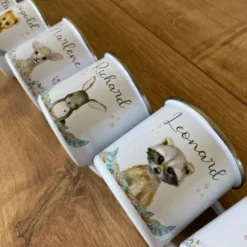 Tolle Waldtier Tasse Eichhörnchen mit Namen des Kindes | Emaille Trinkbecher für Mädchen u. Jungen I Personalisierte Kindertasse als besonderes Geschenk | 7 Motivvarianten zur Auswahl