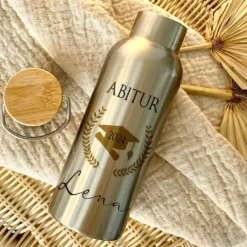 Trinkflasche Abi als Geschenkidee zum bestandenen Abitur mit Namen personalisiert | Thermosflasche aus Edelstahl mit Bambusdeckel für Abiturienten Teenager | 500ml