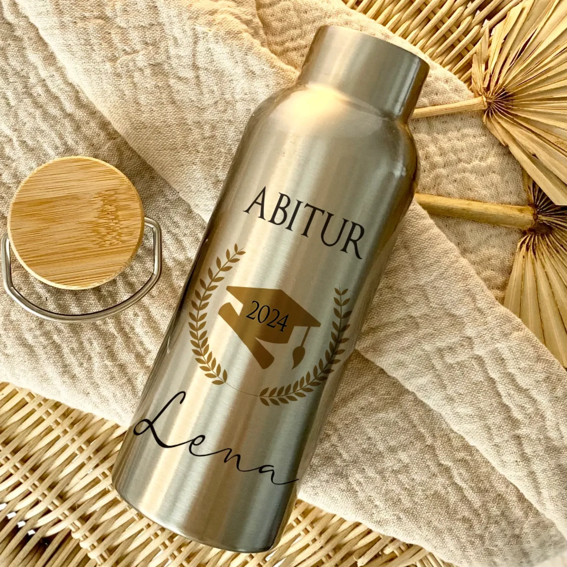 Trinkflasche Abi als Geschenkidee zum bestandenen Abitur mit Namen personalisiert | Thermosflasche aus Edelstahl mit Bambusdeckel für Abiturienten Teenager | 500ml