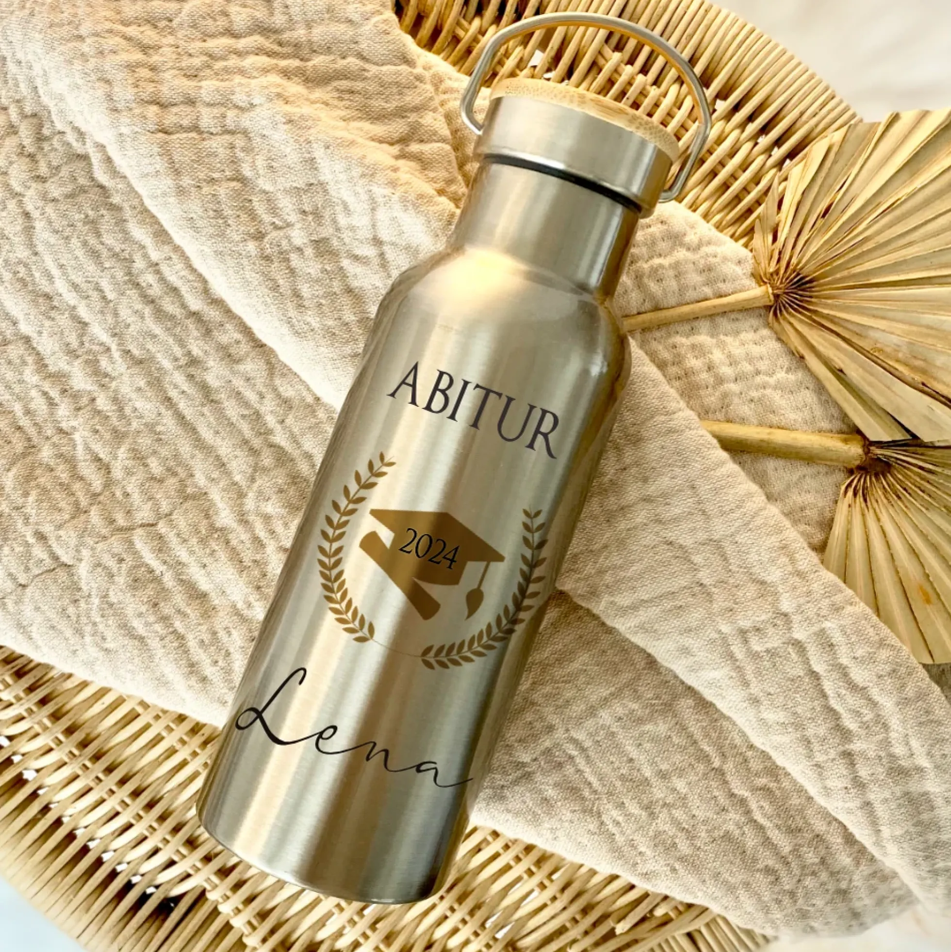 Trinkflasche Abi als Geschenkidee zum bestandenen Abitur mit Namen personalisiert | Thermosflasche aus Edelstahl mit Bambusdeckel für Abiturienten Teenager | 500ml