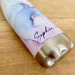 Trinkflasche aus Edelstahl in Marmor Optik mit dem Namen personalisiert | Größenvarianten: 500 ml u. 750 ml